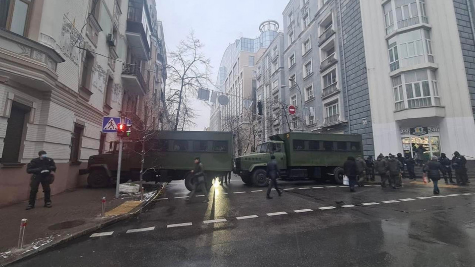 У Києві вантажівками перекрито урядовий квартал