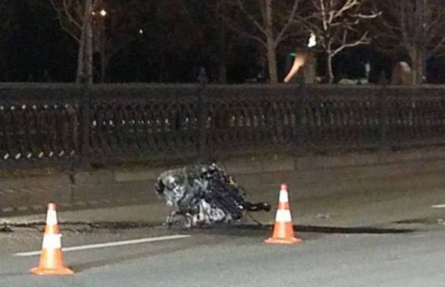 От удара вырвало двигатель: в Киеве случилось странное ДТП, фото