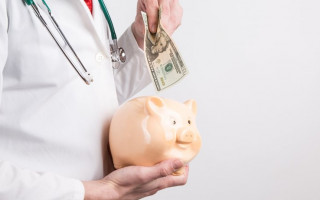 Повышение зарплат медикам в 2022 году: на сколько вырастут выплаты