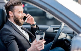 Какой штраф ждет водителя за использование телефона за рулем