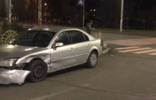 Серьезное ДТП в Киеве: разбиты две машины, фото