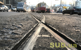 В Киеве возмущенные пассажиры трамвая отодвинули авто «героя-парковки»: видео