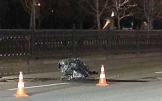 От удара вырвало двигатель: в Киеве случилось странное ДТП, фото