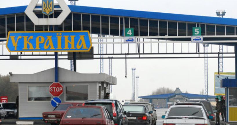 Штам «Омікрон»: кому від завтра Кабмін  заборонить перетинати державний кордон України