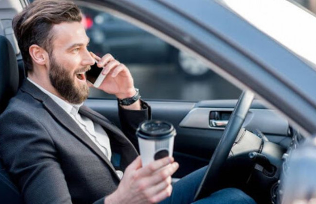 Какой штраф ждет водителя за использование телефона за рулем