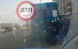 «На работу со спортом»: в Киеве пассажирам пришлось толкать автобус, видео