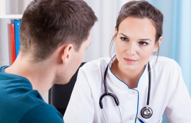 МОЗ пропонує дозволити працювати медикам лише при наявності свідоцтва