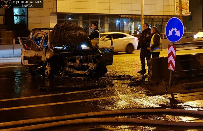 Серьезное ДТП в Киеве: автомобиль взорвался, а водителя выбросило на дорогу, фото и видео