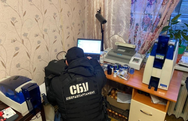 Нелегальний «сервісний центр МВС»: ділки підробляли права та техпаспорти на авто