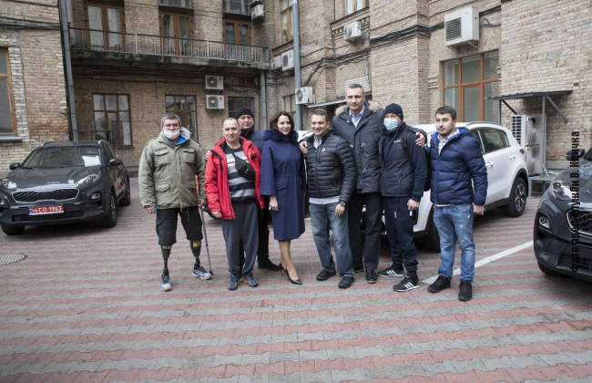 Кличко наградил ветеранов войны автомобилями