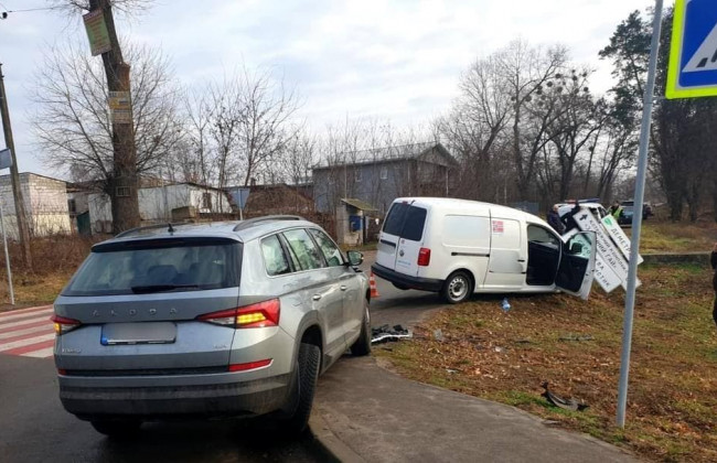 Два розбитих авто і понівечений стовп: поліція встановлює обставини ДТП під Києвом