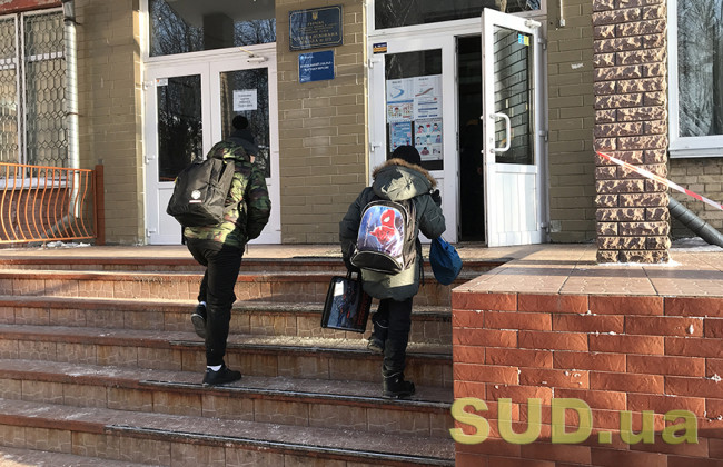 На Киевщине школьники отравились странной жидкостью, которую нашли на свалке