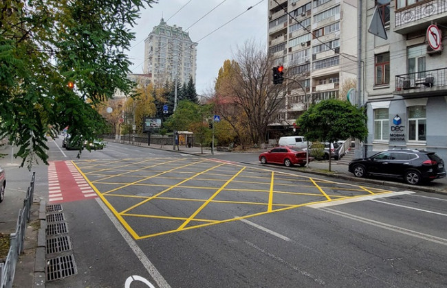 На дорогах Украины появилась новая желтая разметка: как работает «вафельница»