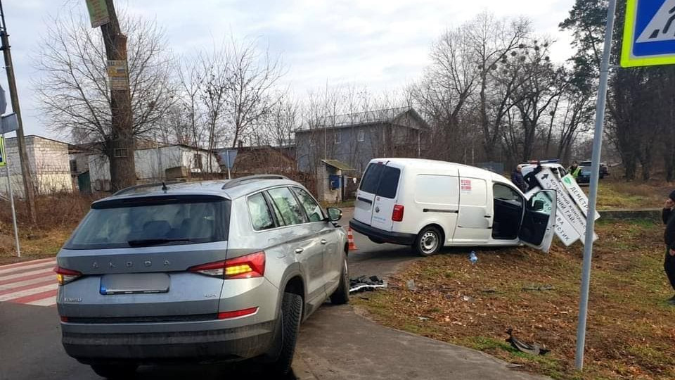 Два розбитих авто і понівечений стовп: поліція встановлює обставини ДТП під Києвом