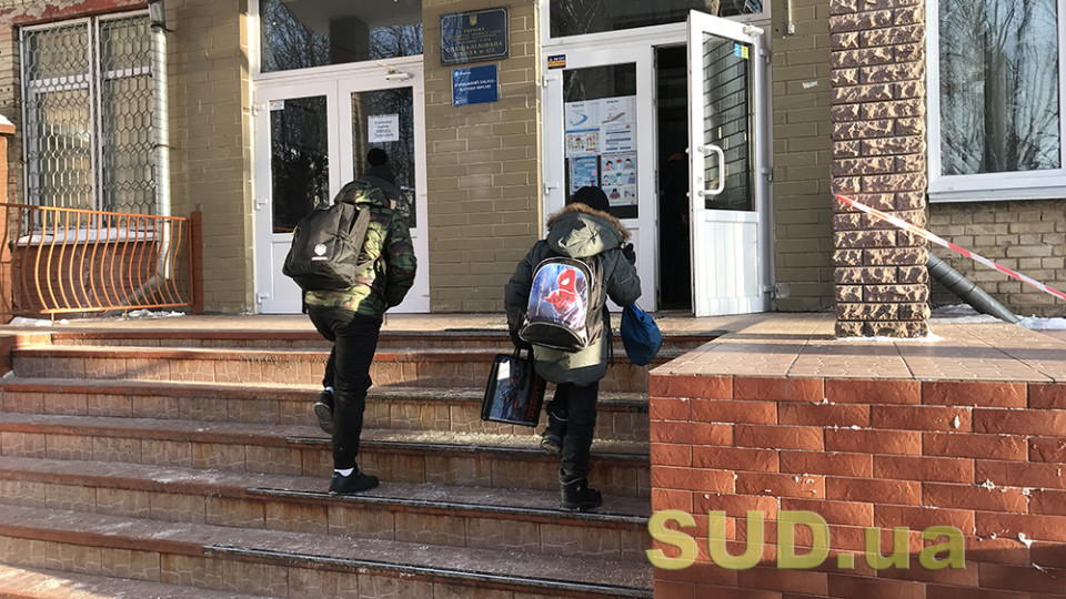 На Киевщине школьники отравились странной жидкостью, которую нашли на свалке