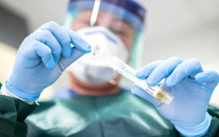 Ученые отметили отсутствие тяжелых случаев заболевания Омикрон-штаммом