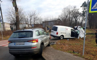 Два розбитих авто і понівечений стовп: поліція встановлює обставини ДТП під Києвом
