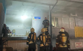 В Киеве вспыхнул пожар в административном здании, фото