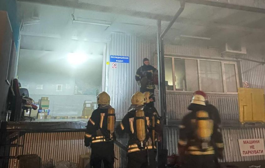 В Киеве вспыхнул пожар в административном здании, фото