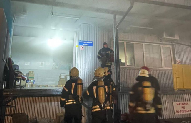 В Киеве вспыхнул пожар в административном здании, фото