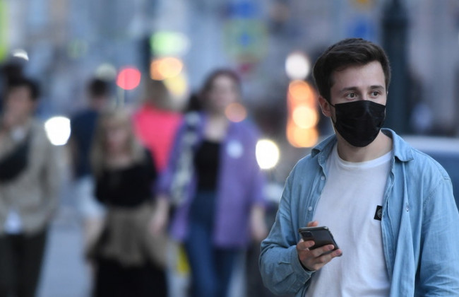 Стало известно, кто из людей дольше всех заражает других коронавирусом