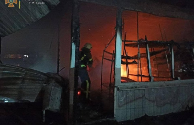 В Киеве вспыхнул масштабный пожар на рынке «Оболонь»