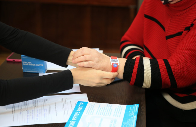 Позволят вовремя оказать помощь: в Днепре тяжелобольным будут выдавать SOS-браслеты с QR-кодом