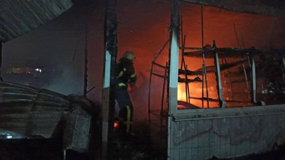 В Киеве вспыхнул масштабный пожар на рынке «Оболонь»