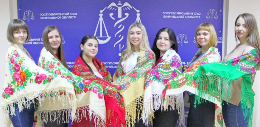 Працівниці судів долучились до святкування Всесвітнього Дня української хустки: неймовірні фото