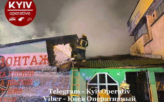 У Києві вщент вигорів шиномонтаж: деталі