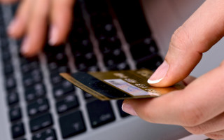 Копіювали дані карт: поліція викрила банду, яка крала гроші з банківських карток