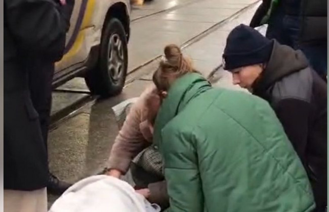 Трагедия в Киеве: маленький мальчик попал под колеса авто, видео