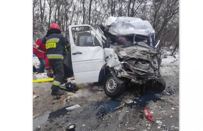 Трагедия под Черниговом: грузовик столкнулся с маршруткой, много погибших
