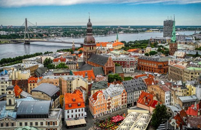 Латвия частично ослабляет карантин, но только для вакцинированных