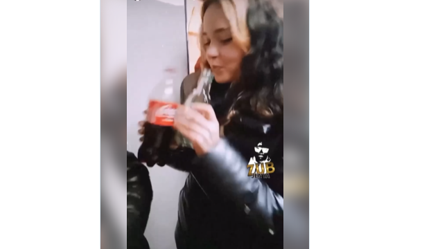 В метро Харькова подростки шокировали: пили алкоголь прямо в вагоне