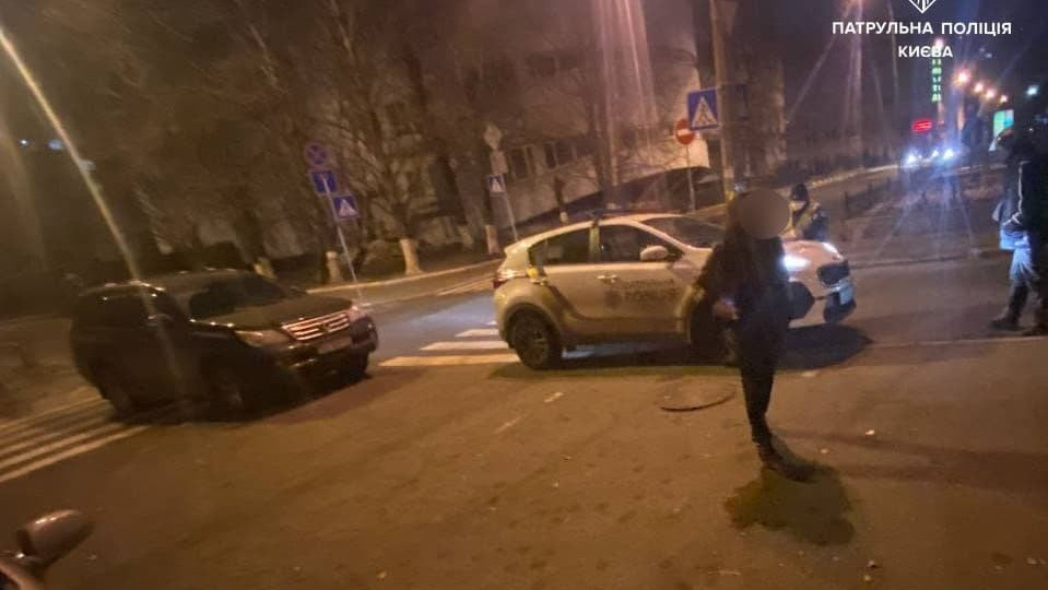 В Киеве женщина на Лексусе устроила погоню с копами, едва не убив водителя мопеда