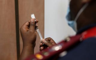 Число госпитализаций детей с COVID-19 растет: как протекает болезнь