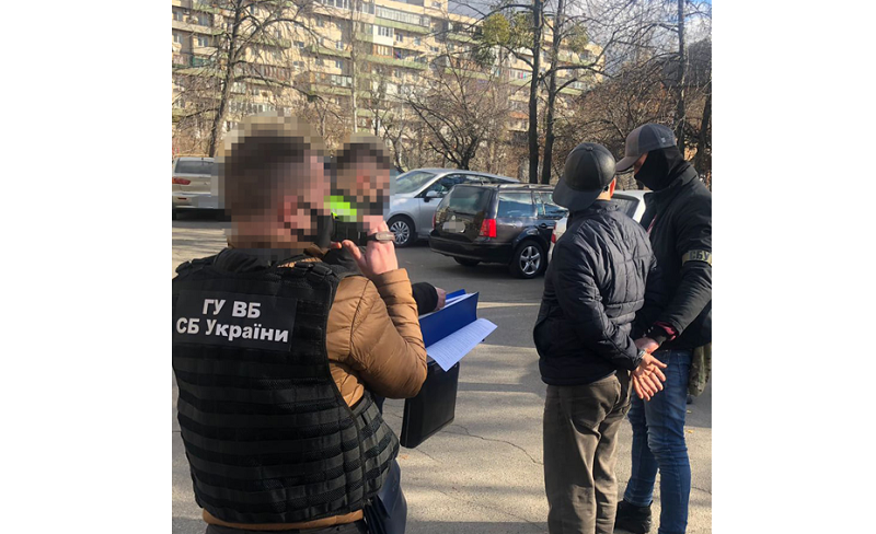 У Києві викрили чоловіка, який видавав себе за працівника СБУ та виманював гроші у жінки