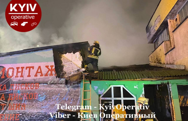 У Києві вщент вигорів шиномонтаж: деталі