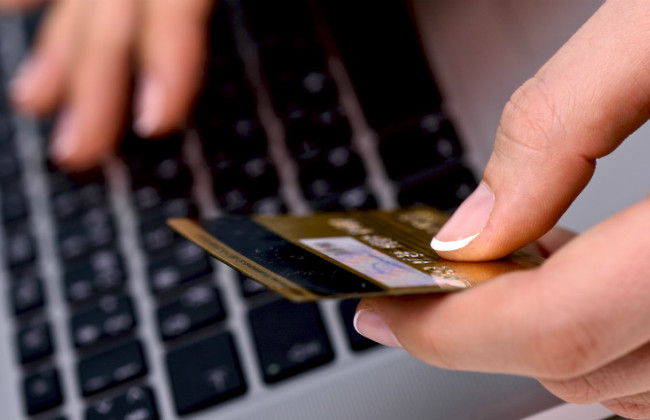 Копіювали дані карт: поліція викрила банду, яка крала гроші з банківських карток