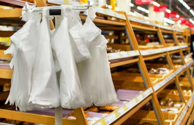 Закон про обмеження використання пластикових пакетів набуває чинності: що буде заборонено