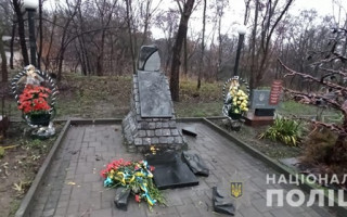 В Первомайске вандалы повредили памятник героям Небесной Сотни