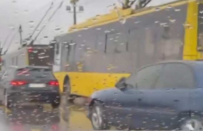 В Киеве произошел троллейбусный коллапс: появилось видео