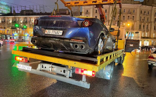 Бросил где-попало: в Киеве эвакуировали дорогое авто на швейцарских номерах