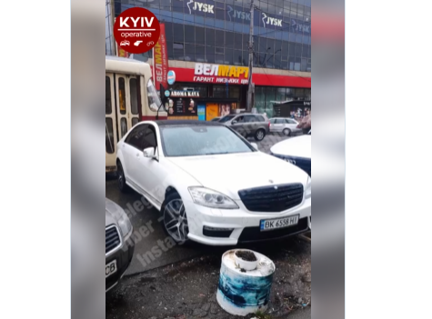 В Киеве водитель Мерседес бросил авто и перекрыл движение трамваев