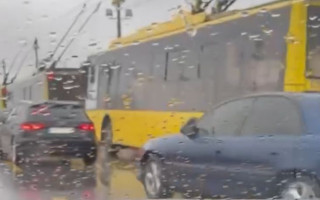 В Киеве произошел троллейбусный коллапс: появилось видео