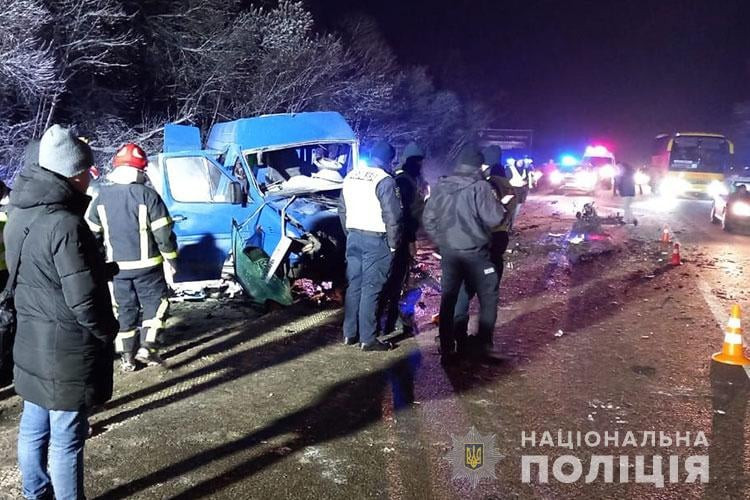 На Тернопільщині рейсовий мікроавтобус потрапив у ДТП: є постраждалі