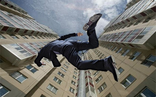 В Киеве парень выпал с 7 этажа, потерял сознание и очутился в больнице