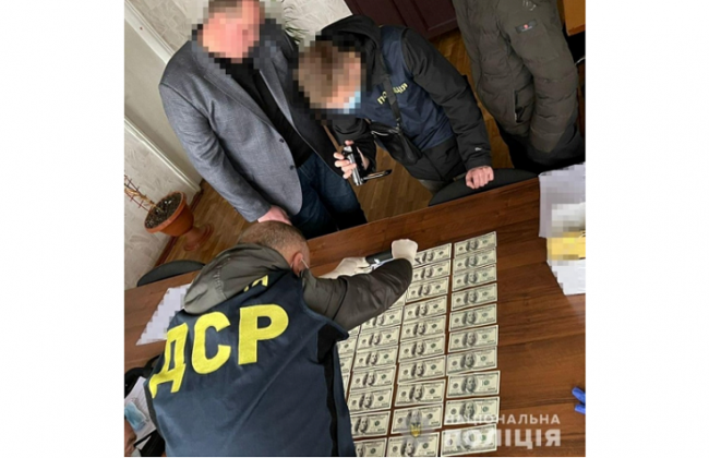 4 тисячі доларів за укладення договору: на Черкащині на хабарі  затримали голову ОТГ