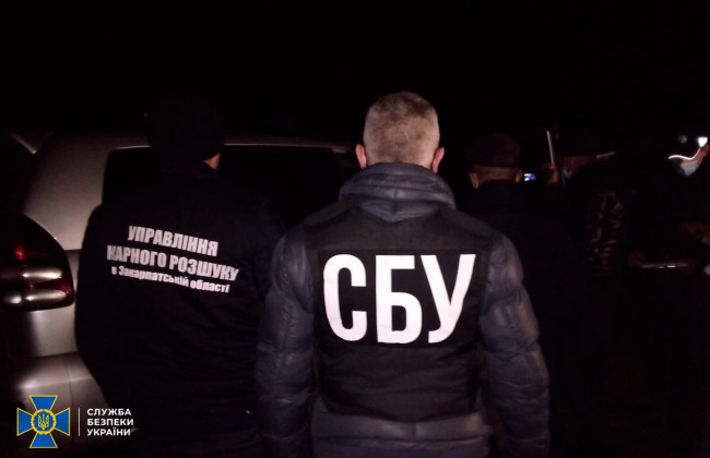 СБУ затримала підозрюваного в підпалі автівки журналіста на Закарпатті